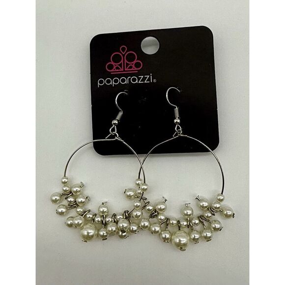 PAPARAZZI The PEARL-Fectionist White‎ Earrings Pearl Beaded New - Picture 1 of 3